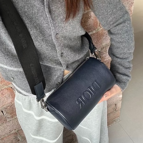 DIOR迪奧Roller黑色荔枝紋浮雕logo圓筒包附肩帶