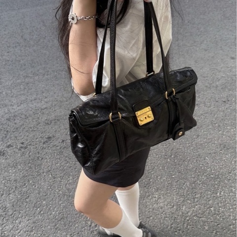 【潮人必備💰比Coach還便宜✨震撼史無前例❤️‍🔥】Miumiu/繆繆黑金油蠟皮機車包