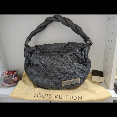 LV 經典款深灰色小羊皮刺繡肩背包（Anthracite Monogram Olympe Nimbus，型號 M95476