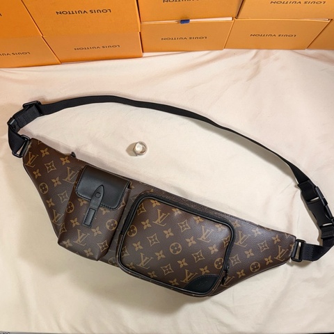 ‼️即將下架 第一名的胸包 LV Louis Vuitton 路易威登 新款 老花 大腰包 胸包