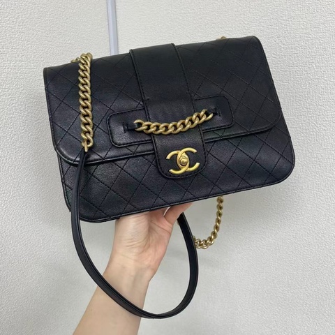 「JL精品代購」 有點小帥的Chanel 黑金牛皮郵差graphic chic