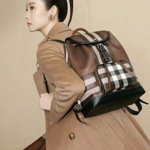 Burberry 經典格紋雙肩後背包（Dark Birch Brown / 暗樺木棕色）