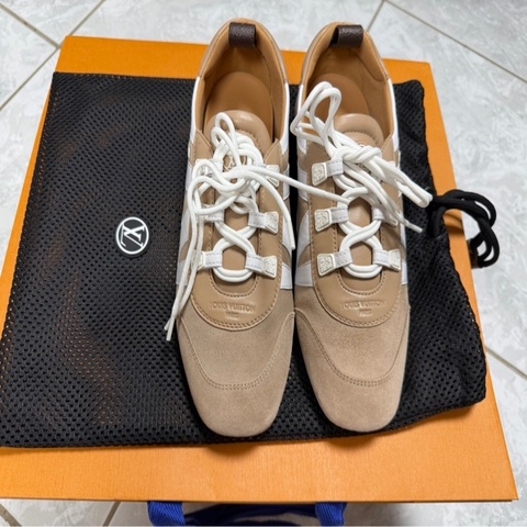 Louis Vuitton (LV) Run Away 運動鞋（麂皮與皮革拼接款，奶茶/卡其配色）