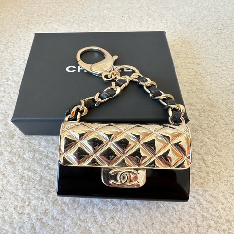 Chanel 香奈兒 22P 亞克力小盒子，金屬迷你包／掛飾，型號AB7935