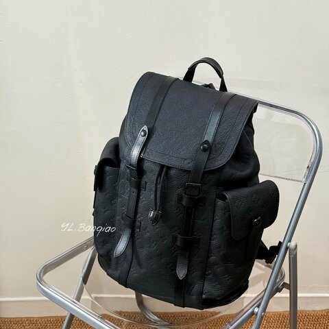 y2046-LV黑牛皮壓紋黑釦後背包Christopher MM M55699