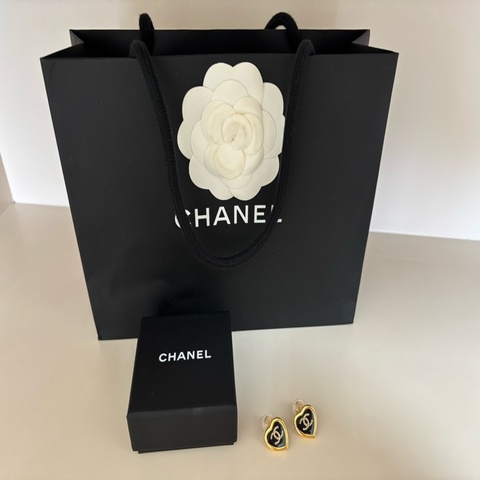Chanel 愛心黑金鑲鑽夾式耳環