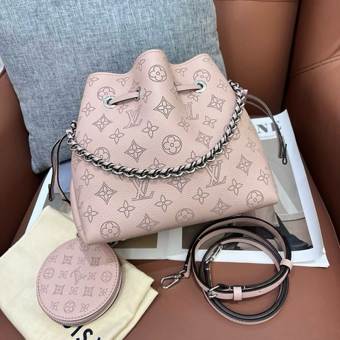 路易威登/Louis Vuitton Bella 粉色镂花穿孔牛皮革 月光女神水桶包手提包單肩包斜挎包 芯片款