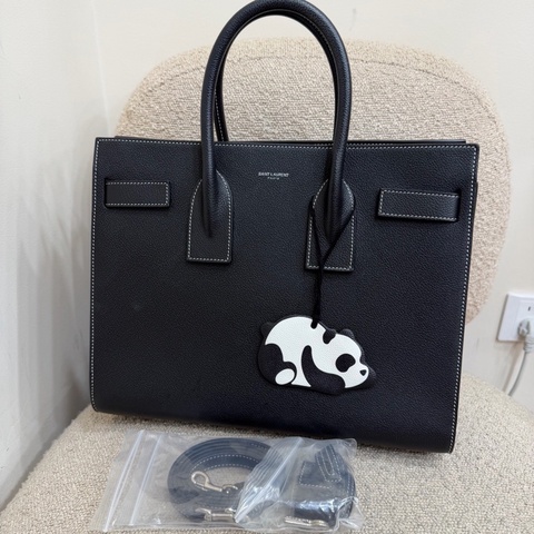 ysl聖羅蘭全皮大托特風琴包 有長肩帶。
