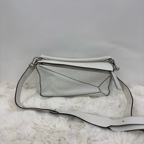 #Loewe Puzzle 羅意威 #白色銀扣壓紋老花斜挎包 底長23cm