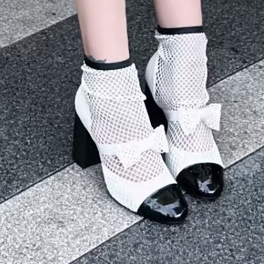 Chanel 香奈兒 23S 瑪麗珍網襪黑白蕾絲蝴蝶結高跟鞋  尺碼：37碼