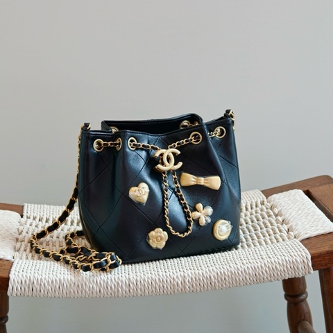CHANEL 香奈兒 25K黑金牛皮徽章水桶包斜挎包