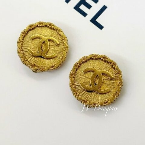 JS0555-CHANEL金色vintage雙C磨砂圓牌夾式耳環
