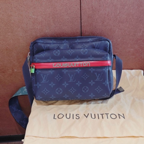 路易威登/Louis Vuitton 深藍色相機包。