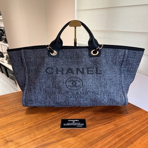 Chanel黑色帆布字母沙灘包
