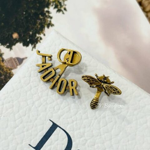 JS1501-DIOR復古金JADIOR字樣復古金蜜蜂造型耳環一對