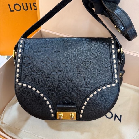 Louis Vuitton • 經典Junot系列黑色全皮老花壓紋流蘇馬鞍包