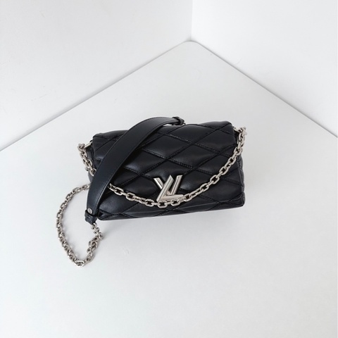 Louis Vuitton • 經典黑銀全皮菱格紋Twist鏈條包 #99🆕 #原價十幾萬