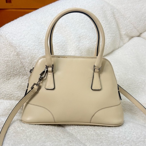 Prada 奶油白皮革三角標兩用包