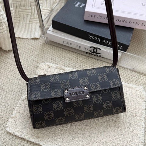 LOEWE • 經典牛仔藍色老花腰包 可斜背