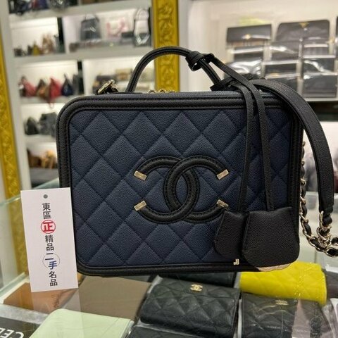 東區正精品㊣CHANEL A93343 VANITY CASE 21cm 香奈兒藍色拼黑色荔枝皮菱格紋金釦拉鍊斜背包化妝箱包 RZ4624