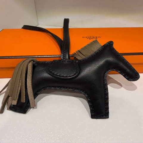 【Hermès 愛馬仕】夢幻金剛配色 Rodeo PM 馬兒小羊皮包包掛飾（黑色/大象灰）