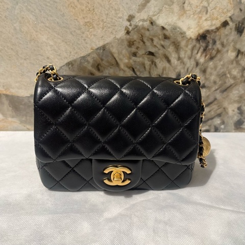 Chanel黑金羊皮Coco方胖金球