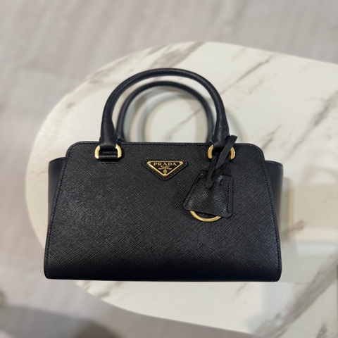 PRADA 黑金 Saffiano 小包