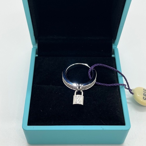 Louis Vuitton路易威登的Lockit 高級珠寶系列 18k白金密鑲鑽石戒指 51碼 克重：8.6克 戒壁密鑲鑽石  掛鎖上刻有 LV 標識 兼具奢華感和辨識度 顯得高貴
