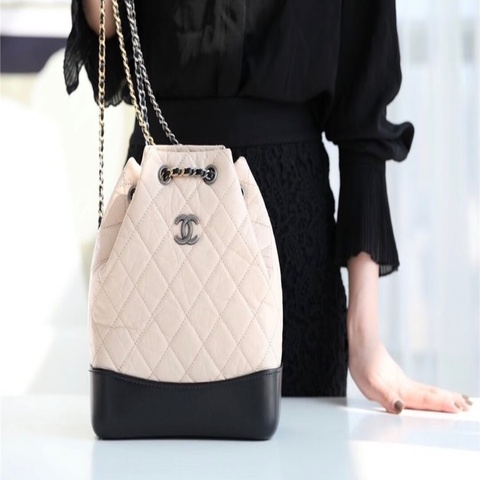 「JL精品代購」 9新 CHANEL香奈兒羊皮米黑拼色流浪雙肩包