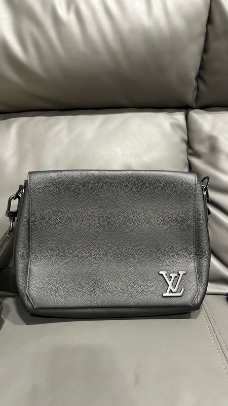 Louis Vuitton Takeoff Messenger