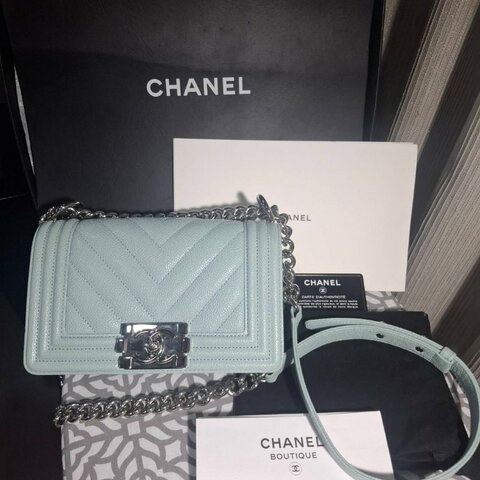二手近全新 Chanel 銀鍊湖水藍V紋、魚子醬牛皮BOY20 肩背包
