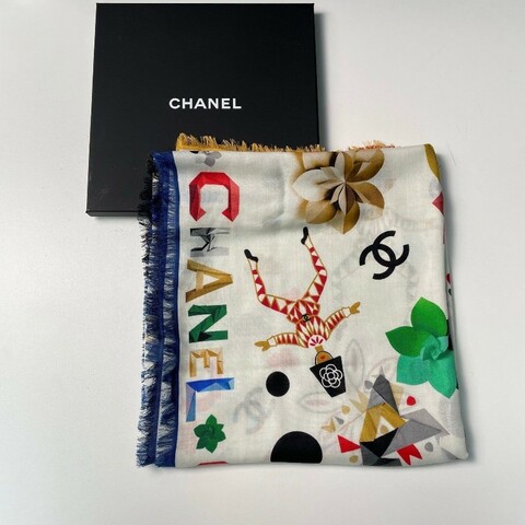 Chanel 26X圣诞系列人像多元素图案丝巾