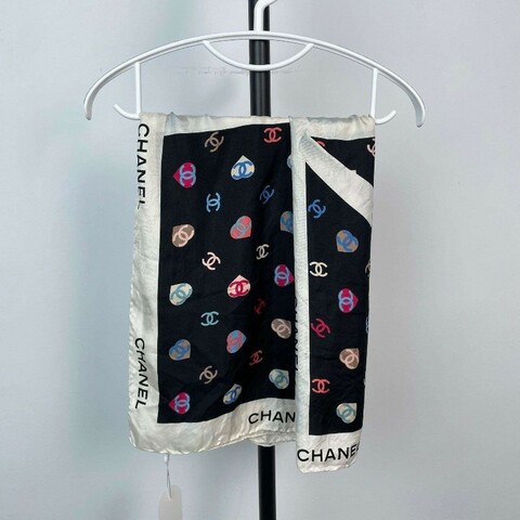 Chanel 22V黑色彩色爱心cc丝巾
