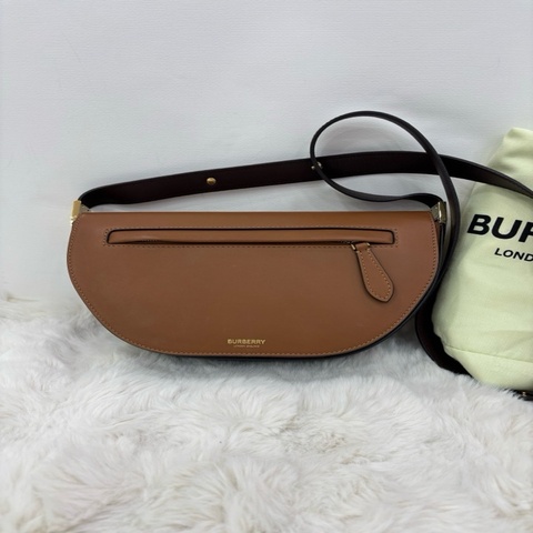 Burberry博柏利 Olympia埃倫匹亞手袋 巴寶莉豌豆包可調節肩帶 半月包手提斜挎單肩包 暖沙色 尺寸30*7*18cm