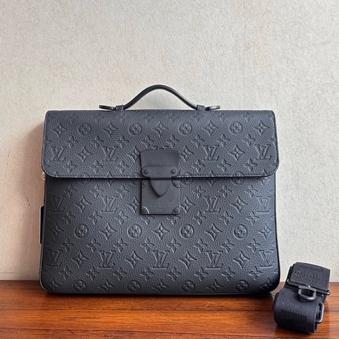 Louis Vuitton 路易威登 LV 黑色牛皮S Lock Briefcase系列公文包，芯片款，配有可調節寬肩帶