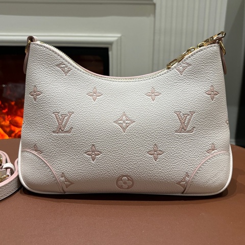 99新Louis Vuitton lv 路易威登 boulogne牛角杏仁粉 花卉圖案壓紋 牛角包 芯片款 雙肩帶