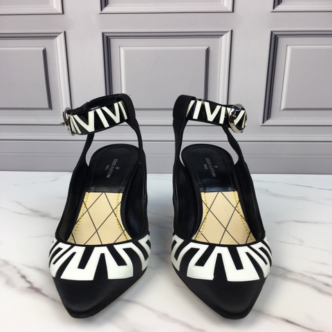 95新LOUIS VUITTON 35碼 夏季黑色織物女士高跟涼鞋 尺寸：鞋跟高度10cm 顏色：主顏色-黑色，其他顏色-白色 材質：主材質-織物