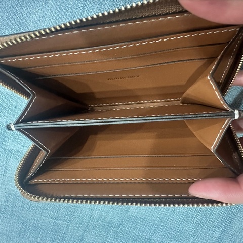 Burberry買了 不常使用，沒有刮痕