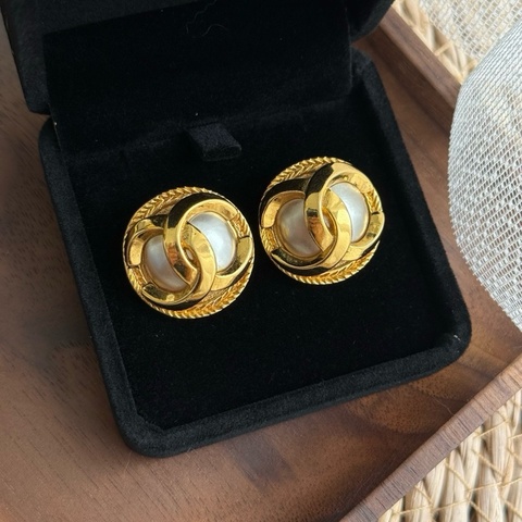 香奈兒chanel中古耳夾98新 鎏金色雙C立體珍珠圓盤耳夾