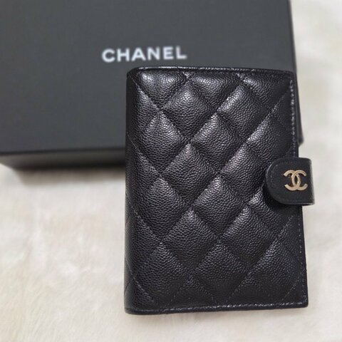 Chanel香奈兒爆款經典雙C logo黑金扣式護照證件套中夾/ 護照夾+ 中夾中型錢包/ 多功能拉鍊中夾