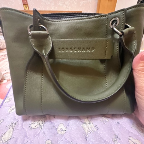 墨綠可手提，也可以肩背Longchamp