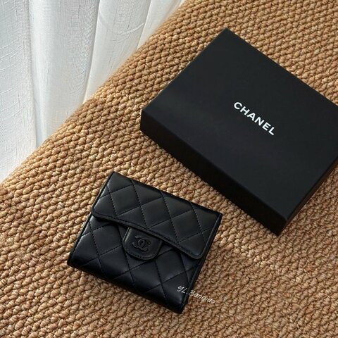 Y2107-CHANEL So Black黑羊皮黑釦三折短夾AP0231