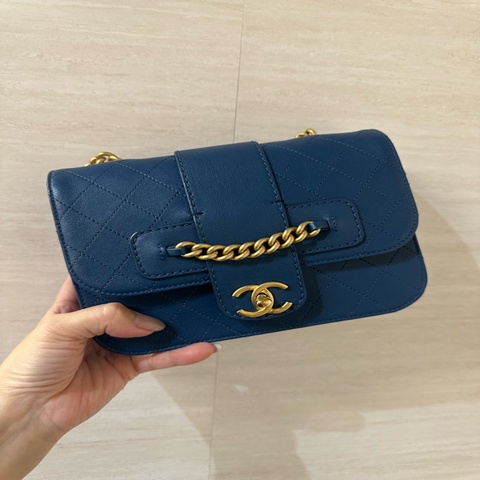 Chanel 藍色牛皮菱格紋霧金釦FrontChain下蓋肩斜背鍊包