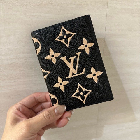 LV 黑米白拚色牛皮對開護照夾M46290