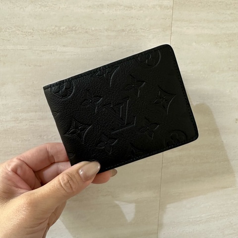 LV 黑牛皮壓紋Multiple5卡對開短夾M62901