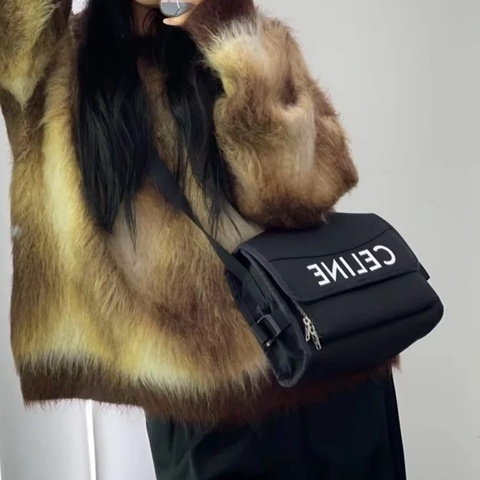 ✨Celine｜黑色帆布白字母logo翻蓋郵差包/相機包｜98新