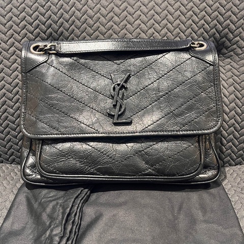 SAINT LAURENT/圣罗兰 YSL Niki 黑链黑标Logo复古褶皱油蜡皮 流浪斜挎单肩