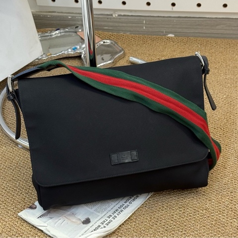 古馳 Gucci黑色尼龍斜挎郵差大號 38*27cm
