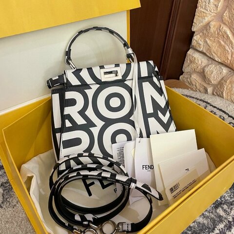 Fendi 限定款peekaboo mini  黑白大logo可手提可肩背 23*18  98新配件盒子 塵袋 肩帶