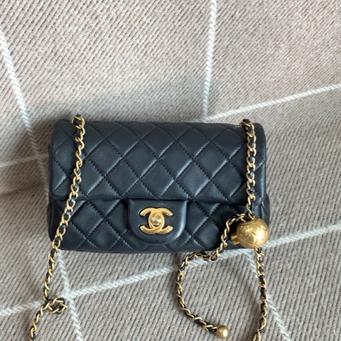 CHANEL香奈兒 黑金羊皮金鍊 29開 黑金CF金球大mini口蓋包 尺寸：20x13x7cm 皮穿鏈小球球自由調節長度
